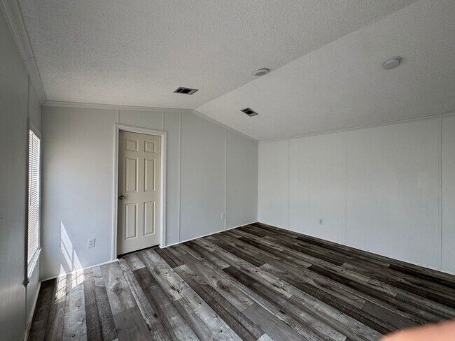 Building Photo - 16206 Wood Dr