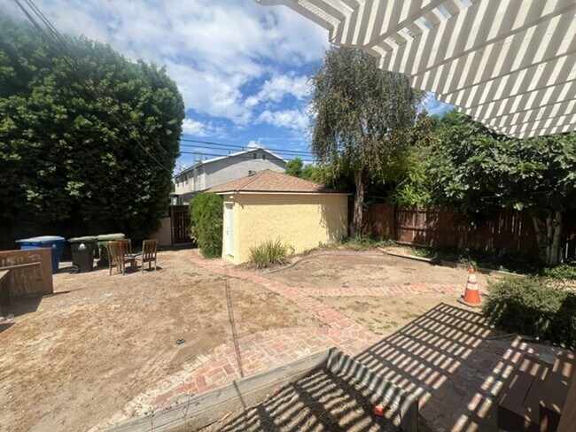 Building Photo - 6557 McLennan Ave