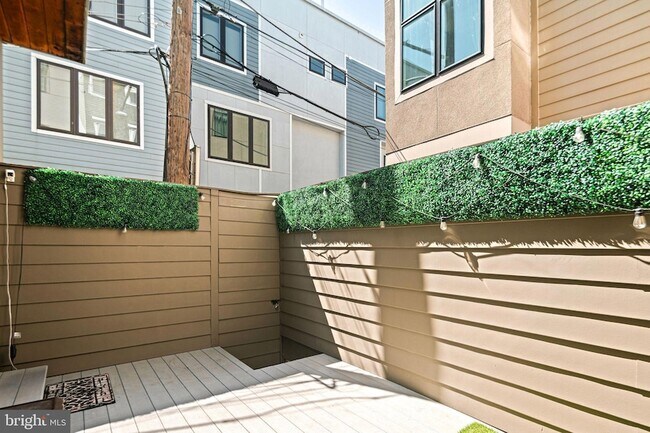 Building Photo - 842 N Leithgow St
