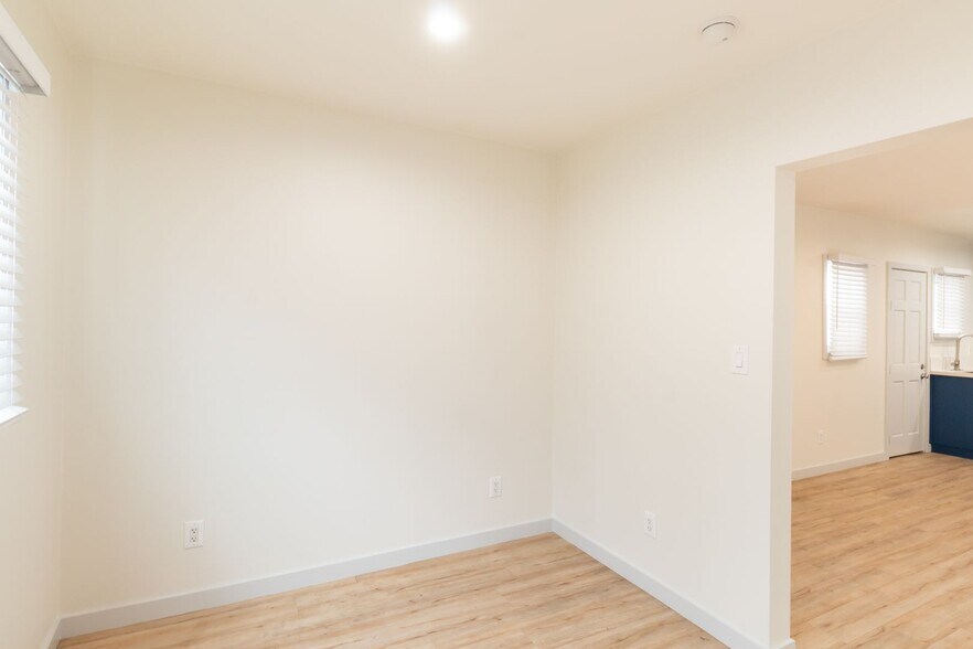 Building Photo - 1208 Daisy Ave