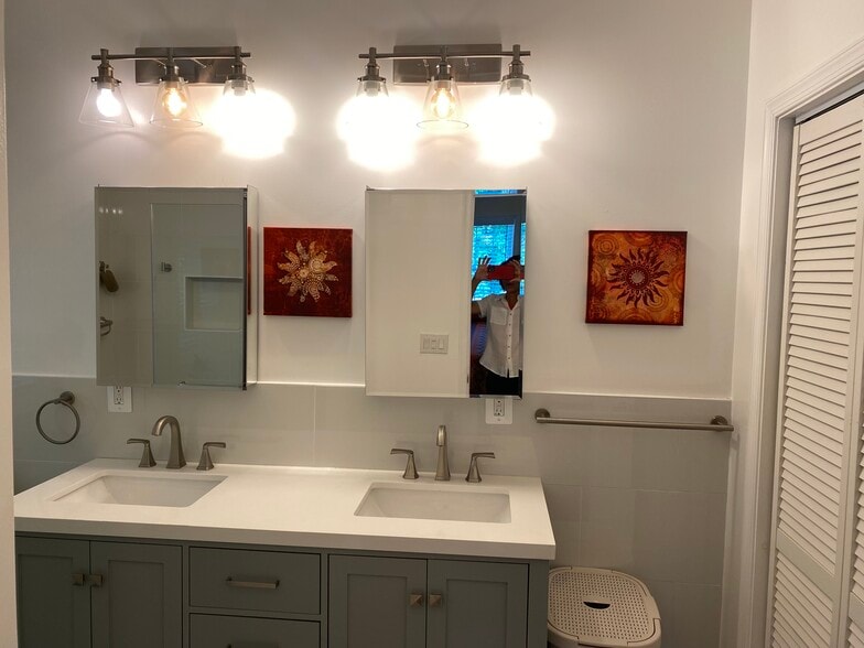 Primary Bathroom - 3420 Purdue St