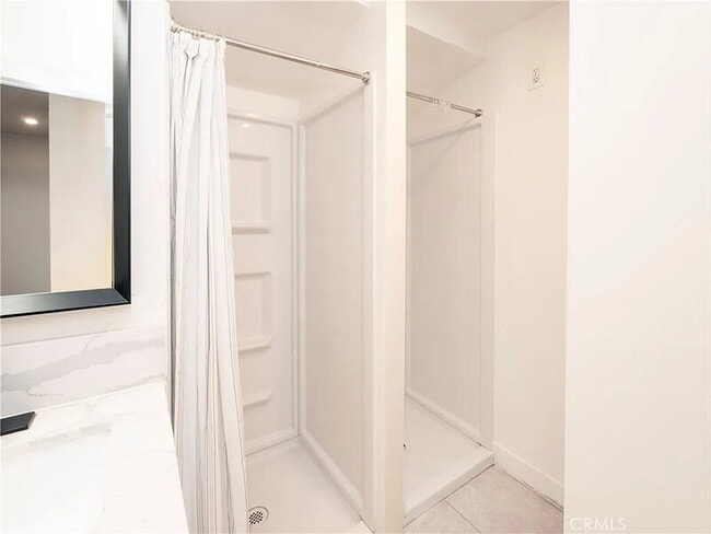 Building Photo - 724 W 2nd St