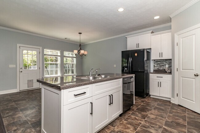 Building Photo - Large 3 bedroom (plus bonus), 2 1/2 bath home in Canterbury Farms!