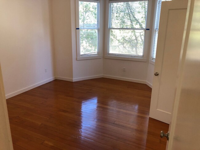 Building Photo - Huge top floor SF flat w/hardwood floors, ...