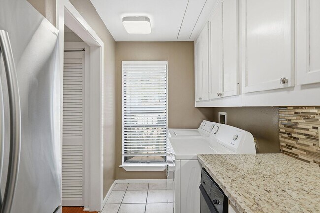 Building Photo - 606 W Lynn St