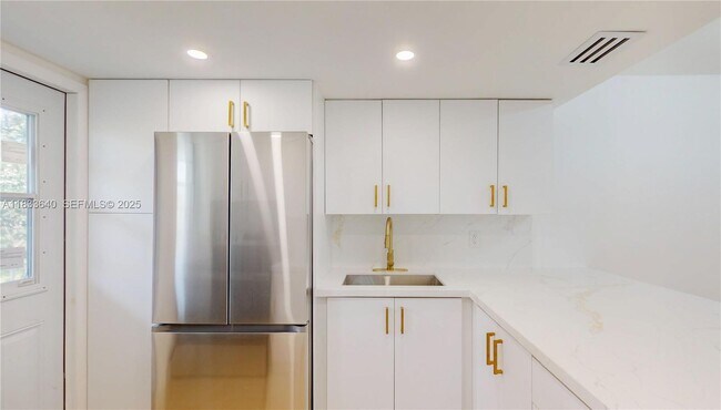 Building Photo - 1333 E Hallandale Beach Blvd