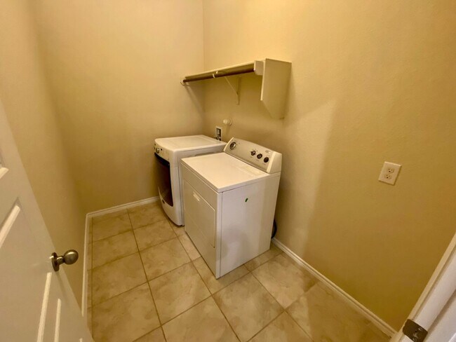 Building Photo - *Move-In Special* Spacious 4 Bedroom/Loft Area ~ Convenient to JBSA Randolph AFB or JBSA Lackland...