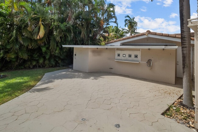 Building Photo - 2608 NE 12th St