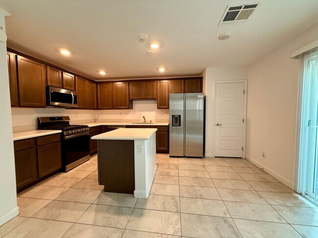 Building Photo - 3 BED 2.5 BATH 2 CAR GARAGE TOWNHOUSE w/ P...