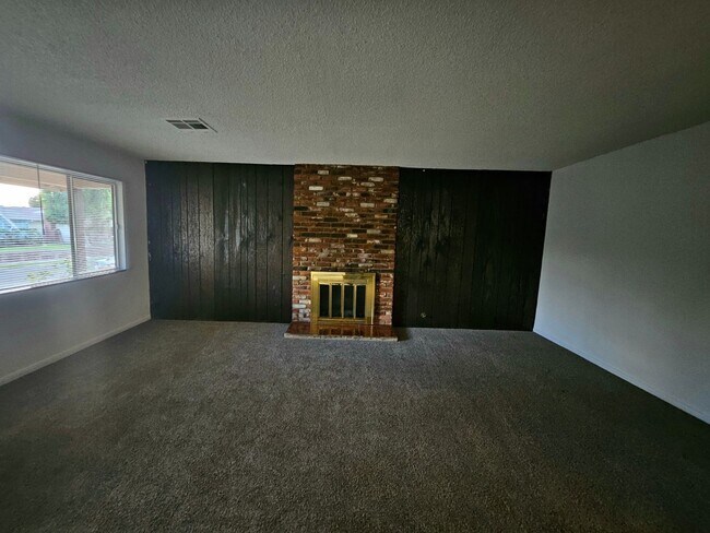 Building Photo - Spacious Private Home with Pool on Nearly Half an Acre