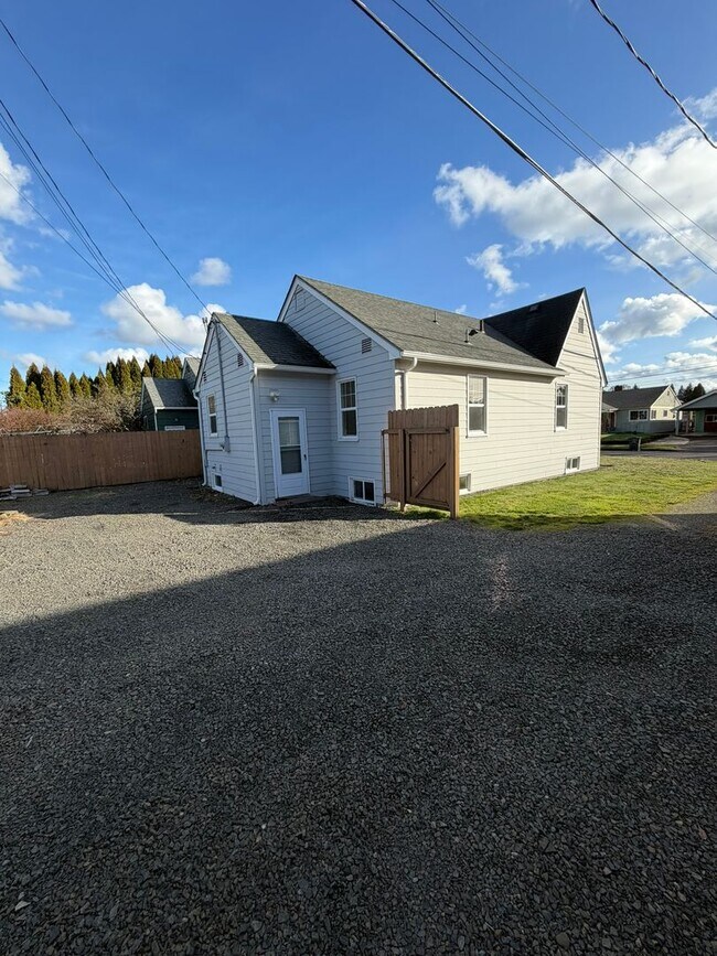 Building Photo - **MOVE IN SPECIAL!** Large 2 Bedroom with Bonus Space!