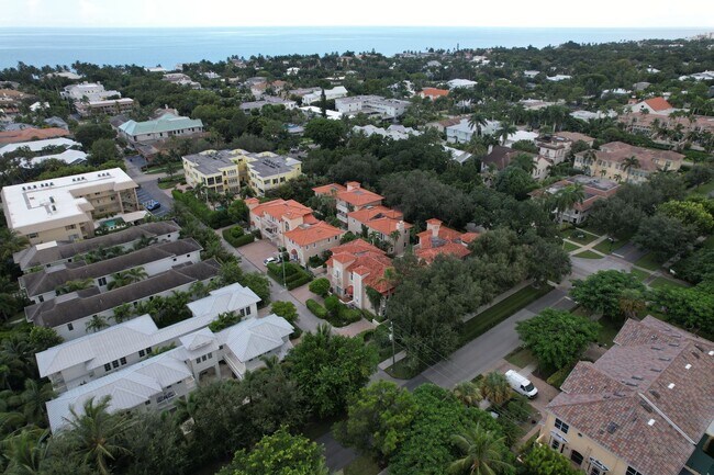 Building Photo - ** OLDE NAPLES ** 3 BED + DEN / 3 BATH - GARAGE - WALK TO BEACH & DOWNTOWN - SHORT TERM RENTAL