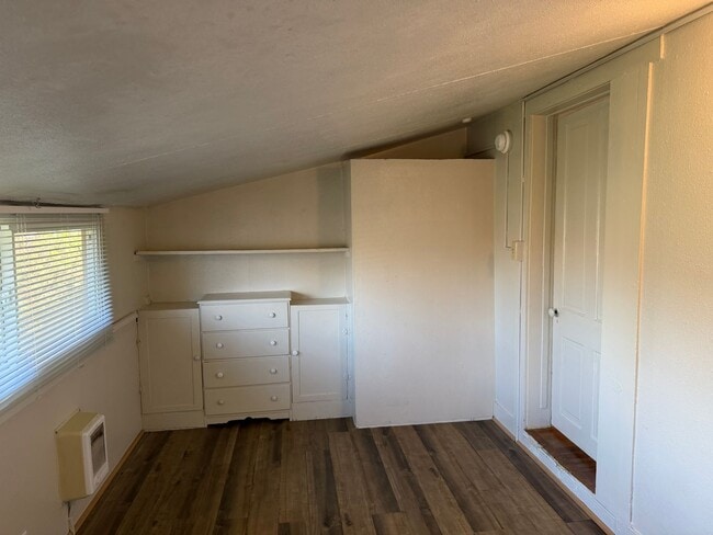 Building Photo - 2 bedroom 1 bathroom house - Close to Campus!