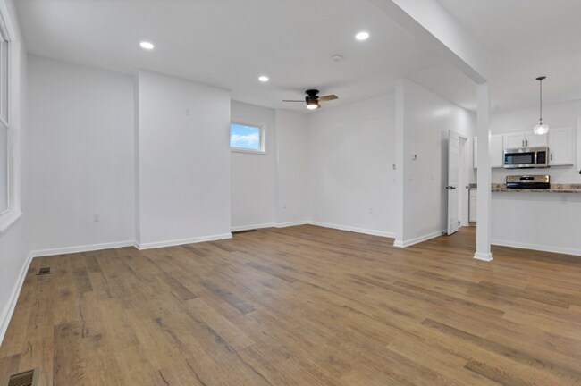 Building Photo - 282 S Cypress Ave