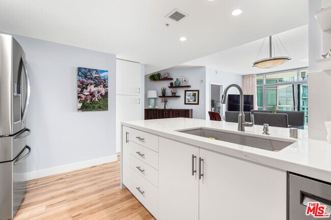 Building Photo - 13700 Marina Pointe Dr