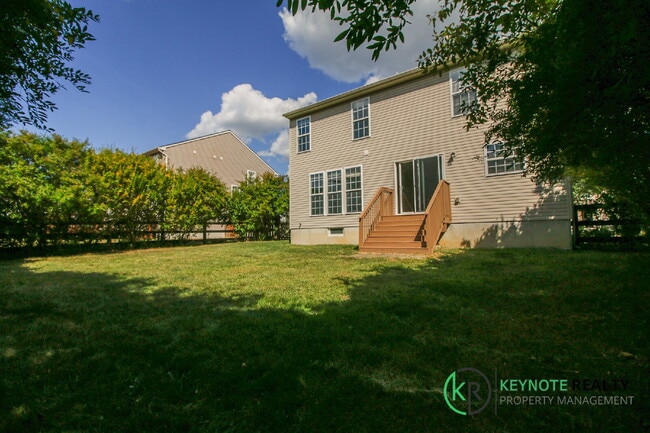 Building Photo - Gorgeous 3 Bedroom, 3 Bathroom Home Availa...