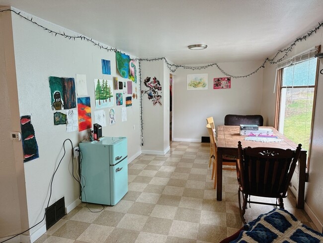 Building Photo - PRELEASE: 4 bd/1ba across from Laurel Park + near WWU