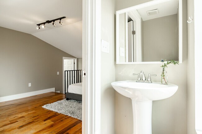 Building Photo - 1304 Broadway-ID1056031P