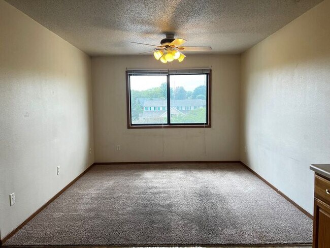 Building Photo - $825 | 2 Bedroom, 1 Bathroom Apartment | N...