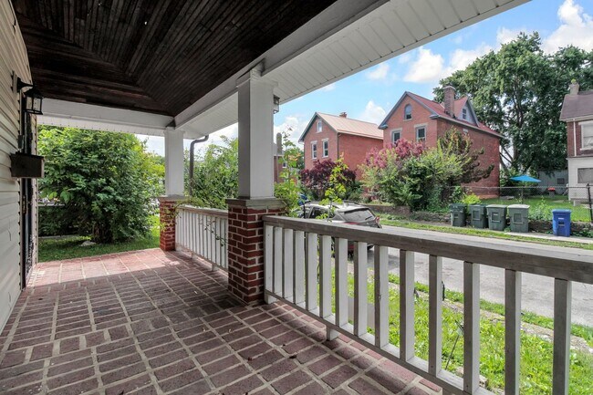 Building Photo - 570 Southwood Ave