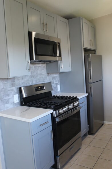 Gas Stove - 934 Highline Rd