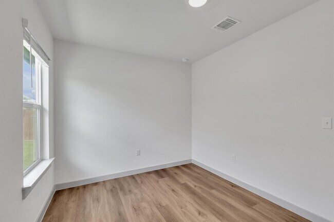Building Photo - 120 Krause Spgs Dr