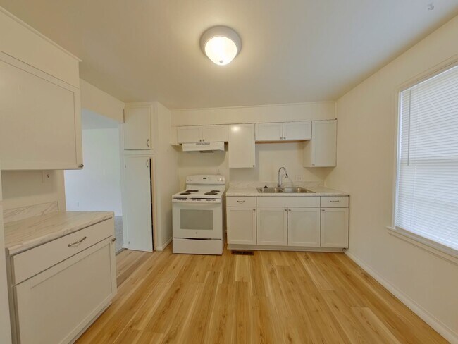 Building Photo - 3 Bedroom House