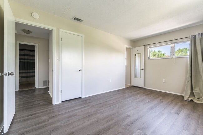 Building Photo - 2 Bed 2 Bath Condo - Close to Beach & Airport