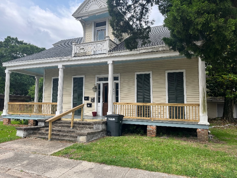 Primary Photo - 136 E Washington St