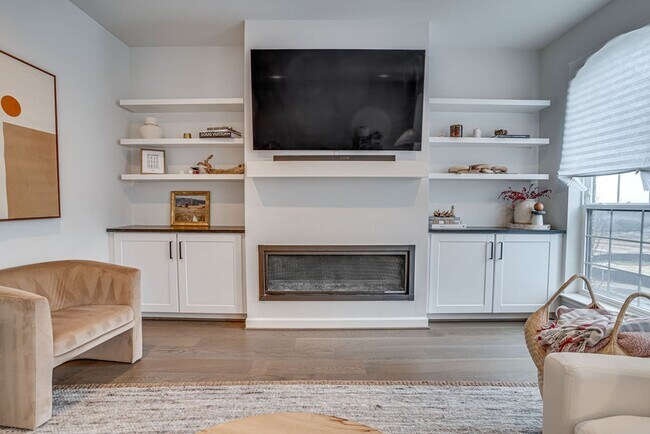 Building Photo - Luxury Townhome with Stunning Views and Pr...