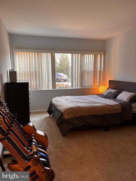 Building Photo - 2 Canterbury Square