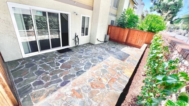 Building Photo - Newly updated 3-bedroom, 2.5-bath Hampton ...