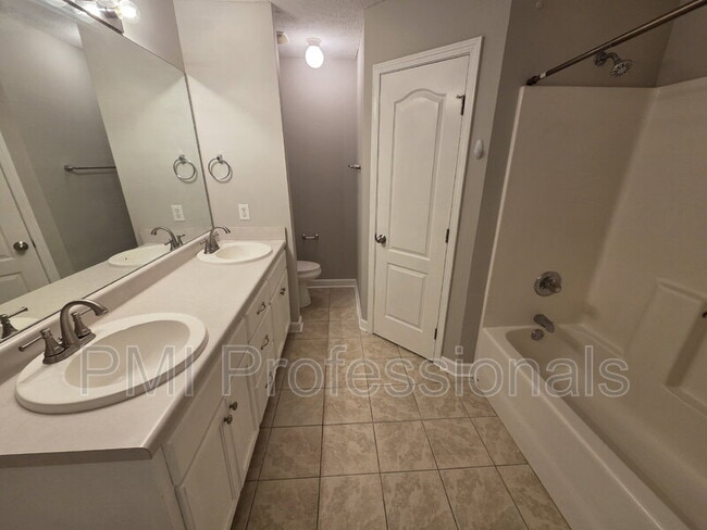 Building Photo - 3241 Hardwood Dr