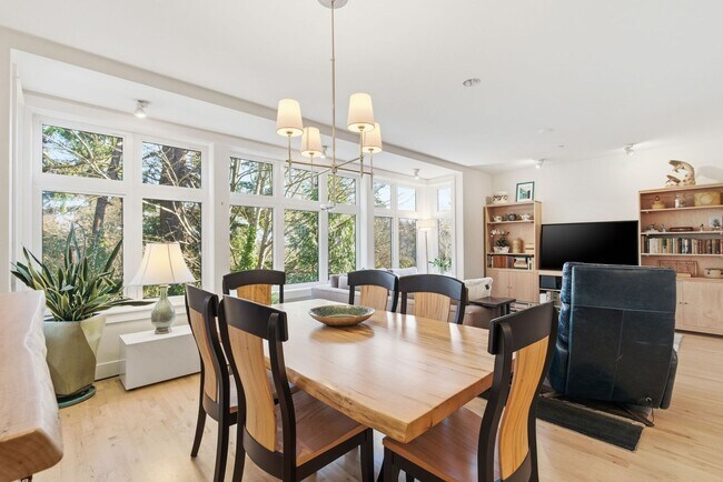 Building Photo - Boutique Bainbridge Condominium