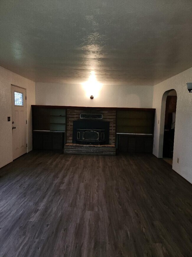 Building Photo - 3 bedroom 1 Bath House on Well