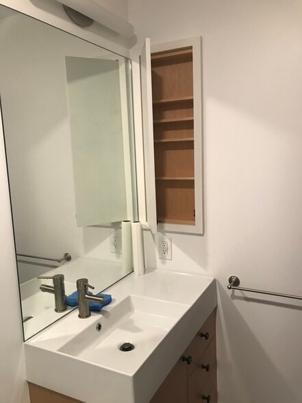 Building Photo - 932 Delaware St