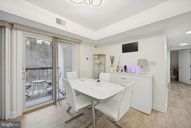 Building Photo - 1704 N Park Dr