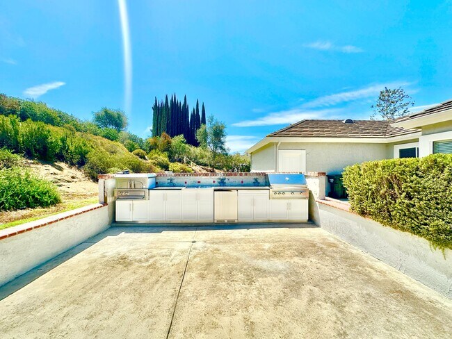 Building Photo - 4286 La Canada Rd