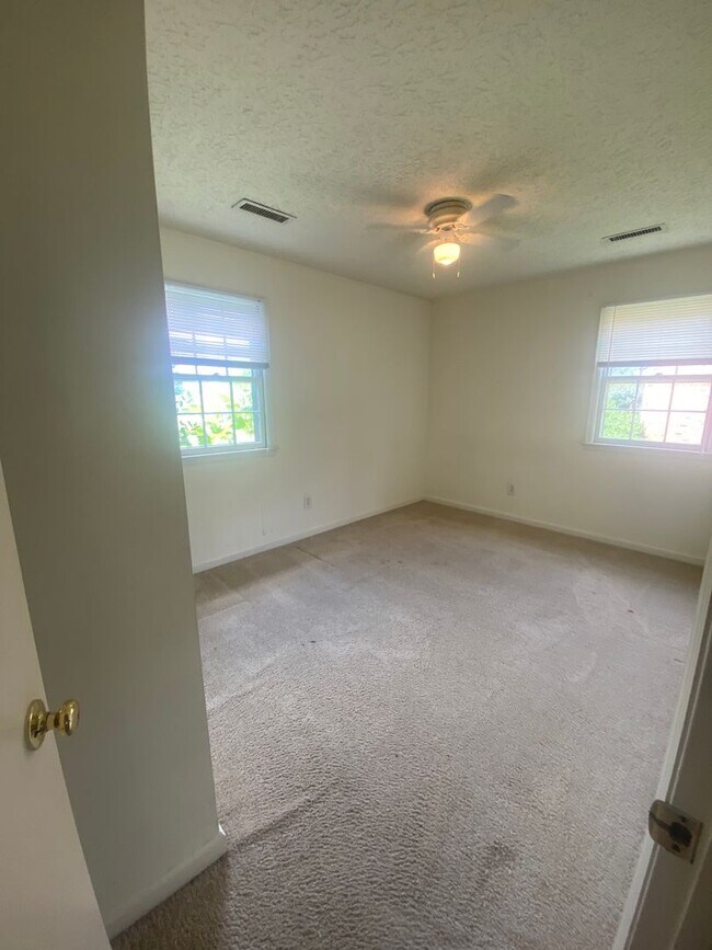 Building Photo - Two Bedroom apartment, with Deck, off of Timberlake, and close to 460