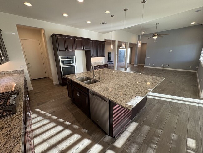 Building Photo - Dove Mountain 4 bedroom with Den 3,277 sq ft 3 car tandem garage