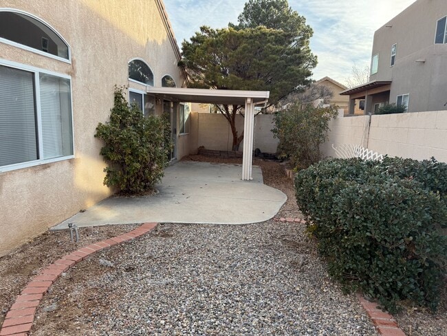 Building Photo - Nice 3Br, 2Ba, fireplace in living room, landscaped yards, great location.