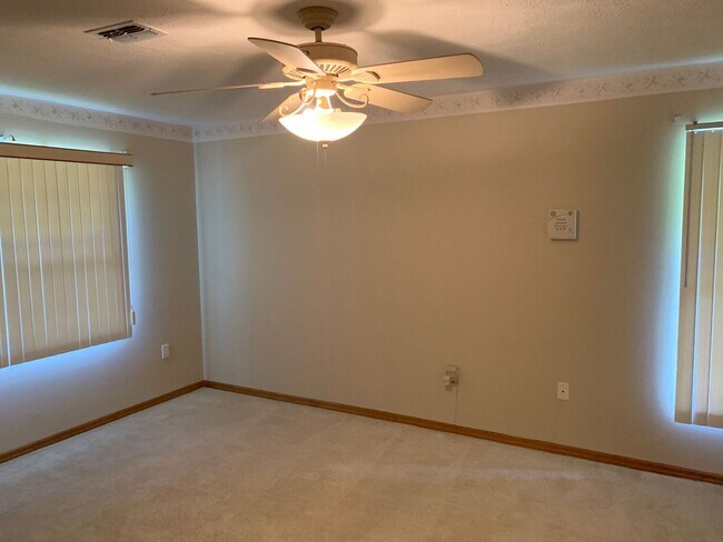 Building Photo - Beautiful Spring Hill pool home