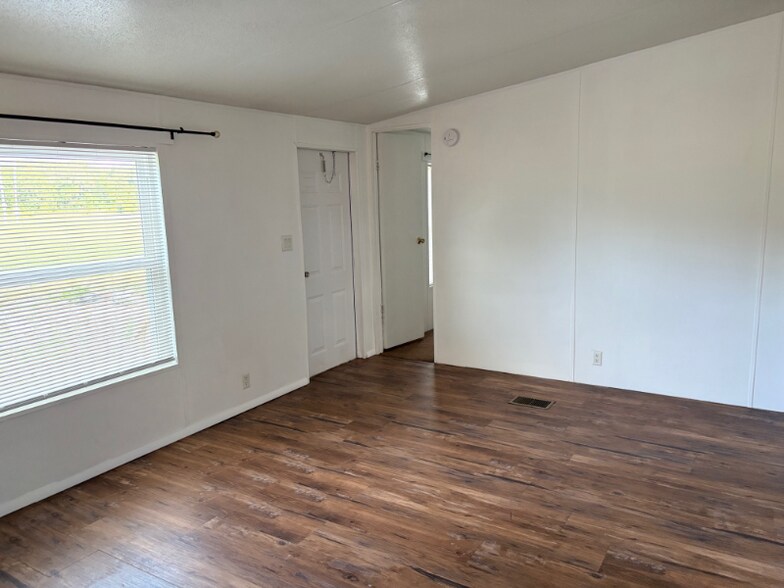 Building Photo - 167 NW Whitewater Glen