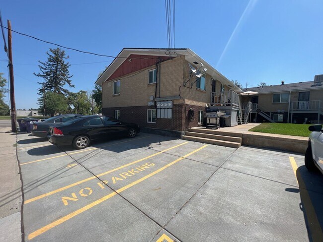 Building Photo - Bright & Beautiful 2-bedroom 1 Bath Across Berkeley Park and Lake