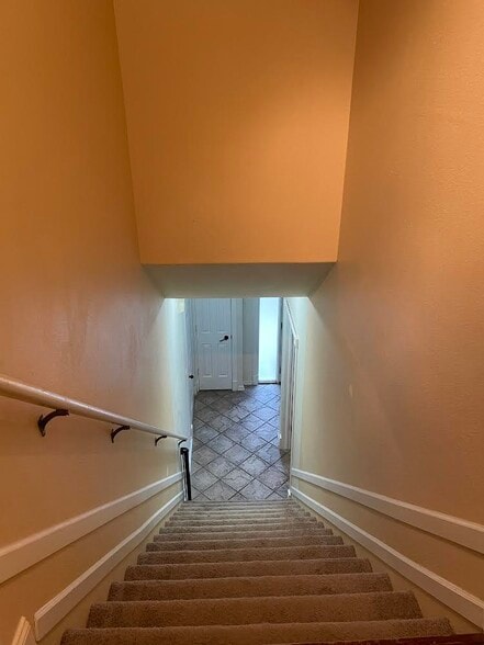Upstairs - 320 Jennifer Ln
