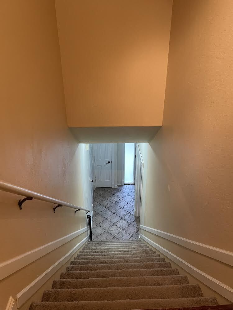 Upstairs - 320 Jennifer Ln