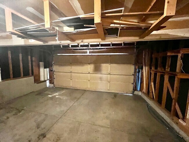 Building Photo - 3 bed, 1 bath Tri-level Home in Foxstone Neighborhood