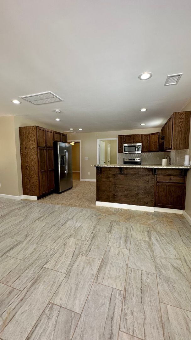 Building Photo - 1006 S Welcome Rd