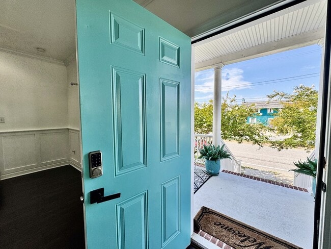 Building Photo - A Block From The Beaches! Ready 09-21-26! Oversized Parking Pad, Pet Friendly!