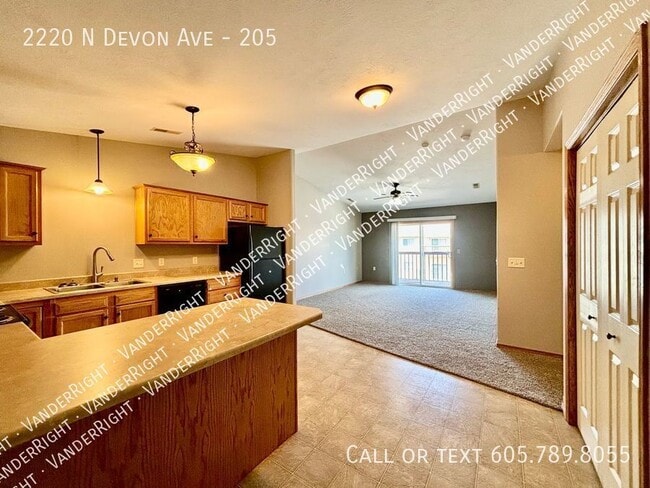 Building Photo - 2220 Devon Ave